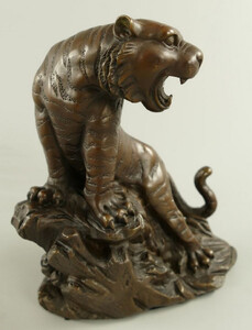 Casa Padrino Luxus Bronze Deko Skulptur L�we auf Felsen 10 x 19 x H. 21 cm - Bronze Deko Figur - Schreibtisch Deko - Deko Accessoires - Luxus Accessoires