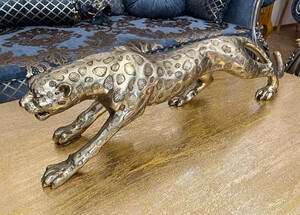 Casa Padrino Luxus Deko Skulptur Gepard Silber 80 cm - Kunstharz Deko Figur - Kunstharz Tierfigur - Luxus Deko Accessoires