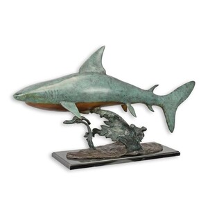 Casa Padrino Luxus Bronze Skulptur Hai auf Marmorsockel Gr�n / Schwarz 39,5 x 113 x H. 61 cm - Gro�e Bronzefigur - Deko Figur