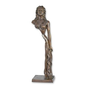 Casa Padrino Luxus Bronze Skulptur Langgestreckte Frauenfigur Bronze / Braun 28 x 22,5 x H. 100,5 cm - Gro�e Bronzefigur - Moderne Deko Figur