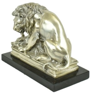 Casa Padrino Luxus Bronzefigur mit Marmorsockel Lwe mit Beute Silber / Schwarz 26 x 10 x H. 20 cm - Versilberte Bronze Skulptur