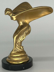 Casa Padrino Luxus Bronze Skulptur Spirit of Ecstasy Frau mit Flgeln Gold / Schwarz 15 x 15 x H. 21 cm - Edle Bronzefigur mit Marmorsockel - Schreibtisch Deko - Luxus Deko - Deko Accessoires