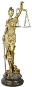 Casa Padrino Dekofigur Justitia Antik Gold / Antik Schwarz 16,2 x 15 x H. 52,5 cm - Polyresin Deko Skulptur auf Sockel