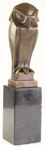 Casa Padrino Art Deco Bronzefigur Eule Bronze / Gold / Schwarz 7,8 x 8,4 x H. 32,7 cm - Deko Skulptur mit Marmorsockel