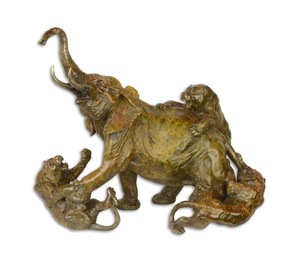 Casa Padrino Luxus Bronzefigur Elefant von L�wen angegriffen 21 x 37,8 x H. 34,1cm - Bronze Skulptur - Dekofigur - Deko Accessoires