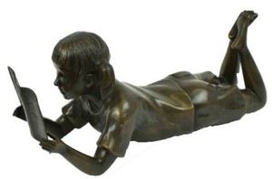 Casa Padrino Luxus Bronzefigur liegendes Mdchen liest Bronze 22 x 60 x H. 27 cm - Bronze Skulptur - Dekofigur - Deko Accessoires