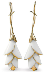 Casa Padrino Luxus Damen Ohrringe Wei / Gold - 18 Karat vergoldete Sterlingsilber Ohrringe mit feinstem spanischen Porzellan - Damen Ohrschmuck - Hochwertiger Damenschmuck