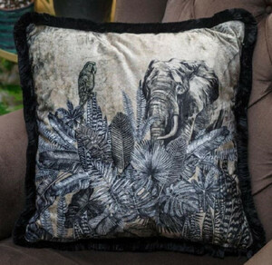 Casa Padrino Luxus Deko Kissen Afrika Beige / Schwarz / Wei 45 x 45 cm - Bedrucktes Samt Kissen mit Fransen - Edles Zierkissen - Luxus Kollektion