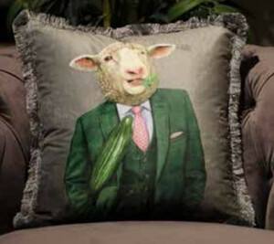 Casa Padrino Luxus Deko Kissen Gentleman Schaf Grau / Mehrfarbig 45 x 45 cm - Bedrucktes Samt Kissen mit Fransen - Luxus Qualit�t