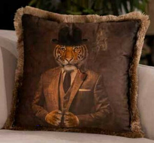 Casa Padrino Luxus Deko Kissen Gentleman Tiger Braun / Mehrfarbig 45 x 45 cm - Bedrucktes Samt Kissen mit Fransen - Luxus Qualit�t