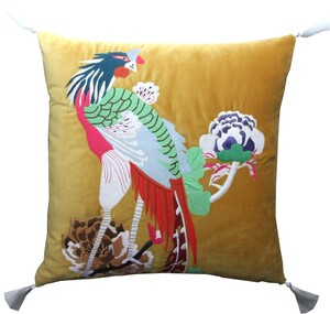 Casa Padrino Luxus Deko Kissen mit Troddeln Bird Gelb / Wei� 45 x 45 cm - Feinster Samtstoff - Luxus Deko Accessoires