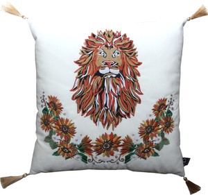 Casa Padrino Luxus Deko Kissen mit Troddeln L�we Wei�-Creme / Gold 45 x 45 cm - Feinster Samtstoff - Luxus Qualit�t