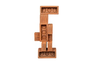 Casa Padrino Luxus Deko Objekt Naturfarben 30 x 22 x H. 61 cm - Skulpturales Objekt aus Terrakotta-Ziegeln und unbehandeltem Messing - Luxus Deko Accessoires