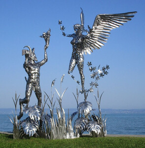 Casa Padrino Luxus Deko Skulptur Engel und Pan Silber 325 x 173 x H. 370 cm - Riesige Edelstahl Skulptur - Riesige Garten Deko Figur - Garten Skulpturen - Metall Skulpturen