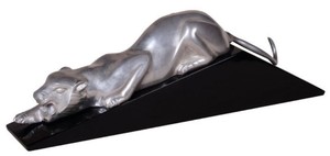 Casa Padrino Luxus Dekofigur Puma Silber / Schwarz 60 x 11 x H. 20 cm - Elegante Messing Figur mit Holzsockel - Deko Skulptur