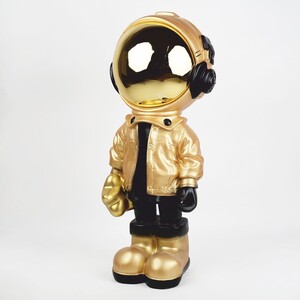 Casa Padrino XXL Deko Skulptur Astronaut mit Stern Gold / Schwarz H. 150 cm