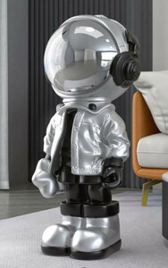 Casa Padrino Luxus Designer Deko Skulptur Astronaut Silber / Schwarz 30 x H. 70 cm - Kunstharz Deko Figur - Wohnzimmer Deko - Luxus Designer Deko Accessoires - Luxus Qualit�t