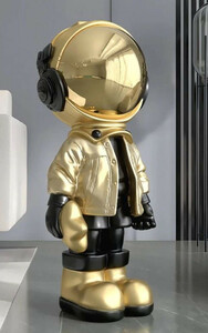 Casa Padrino Luxus Designer Deko Skulptur Astronaut Gold / Schwarz 30 x H. 70 cm - Kunstharz Deko Figur - Wohnzimmer Deko - Luxus Designer Deko Accessoires - Luxus Qualitt