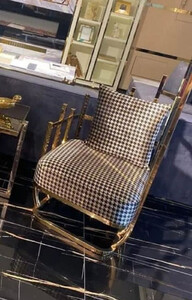Casa Padrino Luxus Designer Sessel rechte Seite mit Kissen Schwarz / Wei / Gold 91,5 x 75 x H. 136,5 cm - Wohnzimmer Mbel - Hotel Mbel - Luxus Mbel