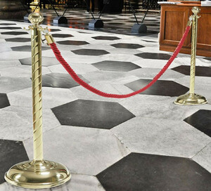 Casa Padrino Luxus VIP Absperrung Gold / Rot  30 x H. 95 cm - Edle Messing Absperrungsstnder mit Seil - Hotel Accessoires - Restaurant Accessoires - Luxus Qualitt - Made in Italy