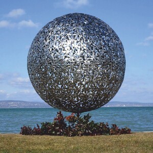 Casa Padrino Luxus Edelstahl Garten Deko Skulptur Kugel Silber  170 x H. 200 cm