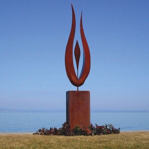 Casa Padrino Luxus Garten Deko Stahl Skulptur mit S�ule Rost H. 324 cm