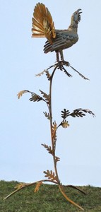 Casa Padrino Gartendeko Skulptur Hahn auf Ast Rostfarben 87 x 70 x H. 160 cm - Handgefertigte Gartenfigur - Garten Dekoration