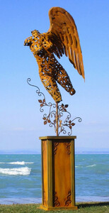 Casa Padrino Luxus Gartendeko Skulptur Engel auf Sule Rostfarben 53 x 98 x H. 300 cm - Groe Stahl Deko Figur - Gartenfigur - Hotel Garten Deko