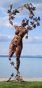 Casa Padrino Designer Gartendeko Skulptur Frau Rostfarben 137 x 110 x H. 255 cm - Riesige Gartenfigur - Luxus Garten Dekoration