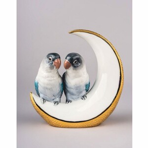Casa Padrino Luxus Porzellan Deko Figur Papageien auf Mond Bunt / Wei� / Gold 15 x 8 x H. 16 cm