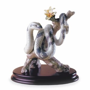 Casa Padrino Luxus Porzellan Deko Figur Schlange auf Ast Bunt / Braun 18 x 14 x H. 19 cm