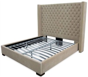 Casa Padrino Luxus Samt Doppelbett Sandfarben / Schwarz 220 x 218 x H. 180 cm - Massivholz Bett mit edlem Chesterfield Kopfteil - Schlafzimmer M�bel