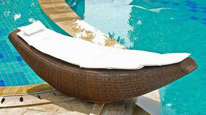 Casa Padrino Luxus Schaukelliege Dunkelbraun / Wei� 230 x 75 x H. 70 cm - Handgewebte Wetterbest�ndige Gartenliege - Moderne Poolliege - Garten M�bel - Hotel M�bel