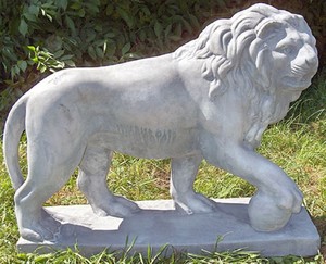 Casa Padrino Luxus Deko Skulptur Lwe mit Ball rechts Grau 75 x 22 x H. 58 cm - Prunkvolle Gartendeko