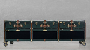 Casa Padrino Luxus TV Schrank in Koffer Optik Gr�n / Braun / Messing 201 x 48 x H. 65 cm - Massivholz Kofferschrank mit Rollen - Wohnzimmer Schrank - Luxus M�bel in Koffer Optik