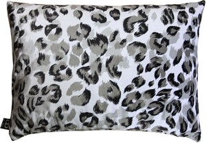 Casa Padrino Luxus Wohnzimmer Deko Kissen Milwaukee Wei / Schwarz / Grau 35 x 55 cm - Feinster Samtstoff - Luxus Kollektion