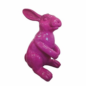 Casa Padrino XXL Deko Skulptur Hase / Osterhase Lila 230 cm - Riesige Garten Figur