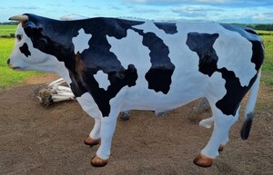 Casa Padrino XXL Deko Skulptur Kuh Wei� / Schwarz 240 cm - Lebensgro�e Garten Figur