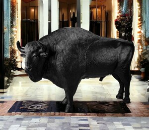 Casa Padrino XXL Deko Skulptur Bison Schwarz 260 x H. 170 cm