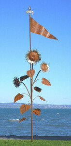 Casa Padrino Luxus XXL Garten Skulptur Sonnenblumen mit Flagge Rost / Silber 95 x 75 x H. 290 cm - Riesige XXL Garten Deko - Luxus Outdoor Deko - Luxus Garten Deko Accessoires