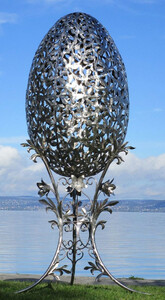 Casa Padrino Luxus Barock XXL Edelstahl Garten Skulptur Ei Silber 107 x 95 x H. 200 cm - Riesige XXL Garten Deko - Luxus Outdoor Deko - Luxus Garten Deko Accessoires