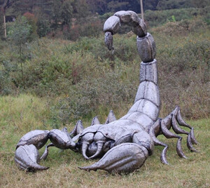 Casa Padrino Luxus XXL Garten Deko Skulptur Skorpion Antik Silber 350 x 152 x H. 182 cm - Riesige XXL Garten Deko Metall Figur - Luxus Garten Deko Accessoires