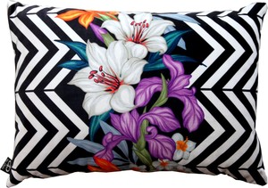 Casa Padrino Wohnzimmer Kissen Georgia Flowers Schwarz / Wei� / Mehrfarbig Lilie 35 x 55 cm - Feinster Samtstoff - Luxus Deko Accessoires