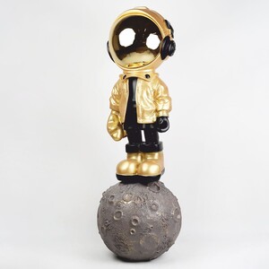Casa Padrino XXL Deko Skulptur Astronaut mit Stern auf Planeten Gold / Schwarz / Grau H. 154 cm