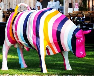 Casa Padrino XXL Deko Skulptur Stier Wei� / Bunt 235 x H. 140 cm