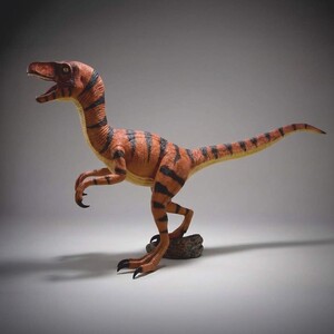 Casa Padrino XXL Deko Skulptur Dinosaurier Velociraptor Braun / Schwarz 295 x H. 150 cm - Lebensgro�e Gartenfigur