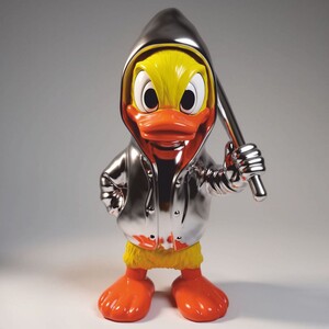 Casa Padrino XXL Deko Skulptur Ente Silber / Gelb / Orange H. 165 cm - Deko Figur