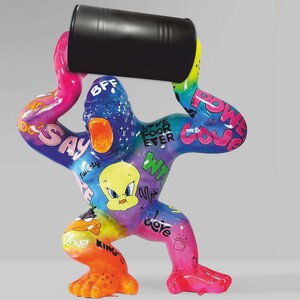 Casa Padrino XXL Deko Skulptur Gorilla mit Fass Bunt / Schwarz H. 250 cm - XXL Garten Figur