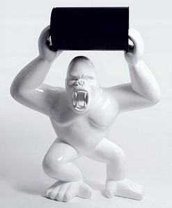 Casa Padrino XXL Deko Skulptur Gorilla mit Fass Wei� / Schwarz H. 250 cm - Riesige Garten Figur