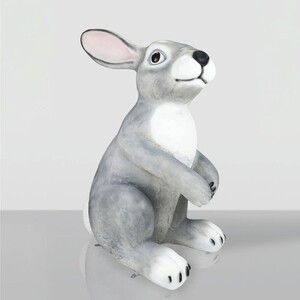 Casa Padrino XXL Deko Skulptur Hase Grau / Wei H. 240 cm - Riesige Garten Figur